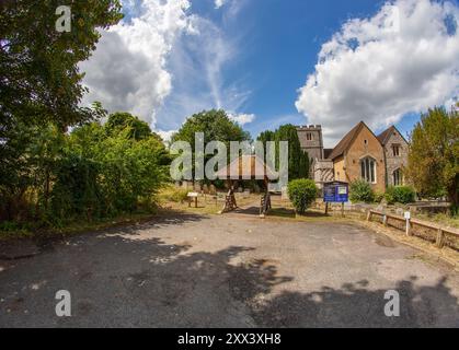 Ampia vista esterna della Chiesa di San Giovanni Battista, Layhams Road, West Wickham, Greater London, England.Outlook, panorama, prospettiva, vista Foto Stock