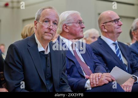 Nach fast sieben Jahren Bauzeit ist am Donnerstag 22.08.2024 mit rund 120 geladenen Gaesten der neue Potsdamer Garnisonkirchturm mit einem Festakt eroeffnet worden. Foto v.l. : Christian Staeblein Stäblein, Bischof der Evangelischen Kirche Berlin-Brandenburg-Schlesische Oberlausitz Bundespraesident Frank-Walter Steinmeier Dietmar Woidtke SPD, Ministerpraesident des Landes Brandenburg in der Nagelkreuzkapelle des Garnisonkirchturms Steinmeier ist seit 2017 Schirmherr fuer fuer. Die 1732 eingeweihte evangelische Garnisonkirche gehoerte einst zu den bekanntesten Wahrzeichen Potsdams. 1933 ur Foto Stock