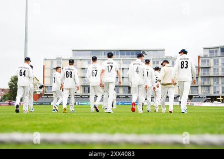 Bristol, Regno Unito, 22 agosto 2024. Il Gloucestershire va in campo durante il Vitality County Championship Division Two match tra Gloucestershire e Leicestershire. Crediti: Robbie Stephenson/Gloucestershire Cricket/Alamy Live News Foto Stock