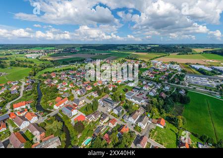 La comunità di mercato di Neuburg su Kammel nella Svevia bavarese dall'alto Foto Stock