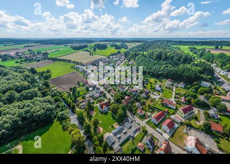 La comunità di mercato di Neuburg su Kammel nella Svevia bavarese dall'alto Foto Stock