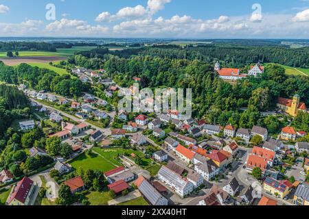 La comunità di mercato di Neuburg su Kammel nella Svevia bavarese dall'alto Foto Stock