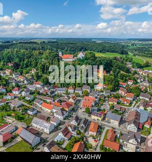 La comunità di mercato di Neuburg su Kammel nella Svevia bavarese dall'alto Foto Stock