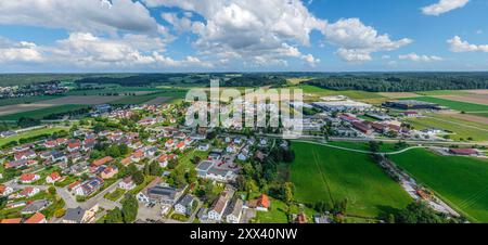 La comunità di mercato di Neuburg su Kammel nella Svevia bavarese dall'alto Foto Stock