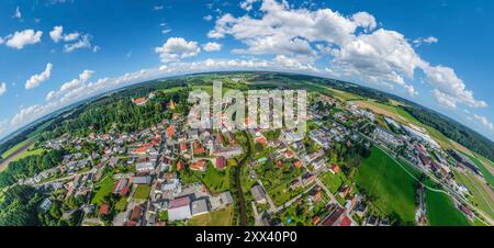 La comunità di mercato di Neuburg su Kammel nella Svevia bavarese dall'alto Foto Stock