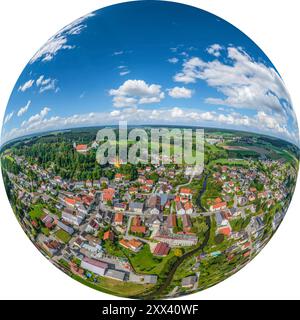 La comunità di mercato di Neuburg su Kammel nella Svevia bavarese dall'alto Foto Stock