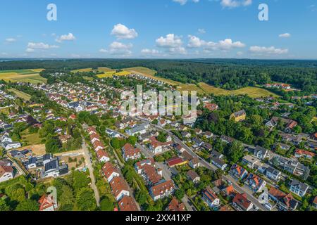 Vista aerea di Aystetten, un villaggio nel parco naturale dei boschi occidentali vicino ad Augusta Foto Stock