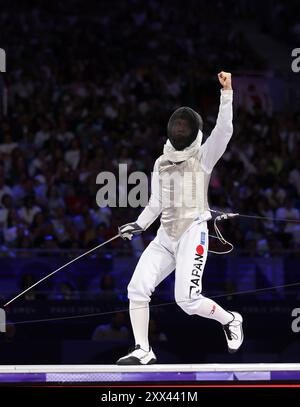 PARIGI, FRANCIA - 04 AGOSTO: IIMURA Kazuki del team Japan celebra durante la medaglia d'oro della squadra di scherma maschile il giorno nove dei Giochi Olimpici di Parigi 2024 al Grand Palais il 4 agosto 2024 a Parigi, Francia. © diebilderwelt / Alamy Stock Foto Stock