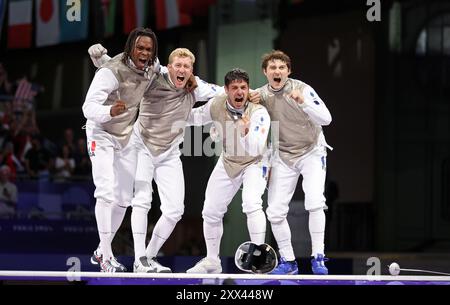 PARIGI, FRANCIA - 04 AGOSTO: Enzo Lefort, Julien Mertine, Maxime Puttle e Maximilien Chastanet del Team France celebrano la vittoria della squadra contro gli Stati Uniti durante la medaglia di bronzo della squadra di scherma maschile il giorno nove dei Giochi Olimpici di Parigi 2024 al Grand Palais il 4 agosto 2024 a Parigi, Francia. © diebilderwelt / Alamy Stock Foto Stock