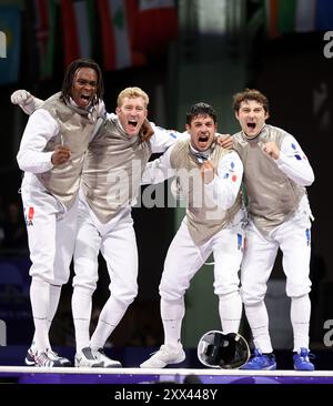 PARIGI, FRANCIA - 04 AGOSTO: Enzo Lefort, Julien Mertine, Maxime Puttle e Maximilien Chastanet del Team France celebrano la vittoria della squadra contro gli Stati Uniti durante la medaglia di bronzo della squadra di scherma maschile il giorno nove dei Giochi Olimpici di Parigi 2024 al Grand Palais il 4 agosto 2024 a Parigi, Francia. © diebilderwelt / Alamy Stock Foto Stock