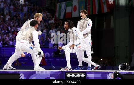 PARIGI, FRANCIA - 04 AGOSTO: Enzo Lefort, Julien Mertine, Maxime Puttle e Maximilien Chastanet del Team France celebrano la vittoria della squadra contro gli Stati Uniti durante la medaglia di bronzo della squadra di scherma maschile il giorno nove dei Giochi Olimpici di Parigi 2024 al Grand Palais il 4 agosto 2024 a Parigi, Francia. © diebilderwelt / Alamy Stock Foto Stock