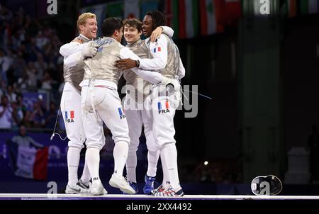 PARIGI, FRANCIA - 04 AGOSTO: Enzo Lefort, Julien Mertine, Maxime Puttle e Maximilien Chastanet del Team France celebrano la vittoria della squadra contro gli Stati Uniti durante la medaglia di bronzo della squadra di scherma maschile il giorno nove dei Giochi Olimpici di Parigi 2024 al Grand Palais il 4 agosto 2024 a Parigi, Francia. © diebilderwelt / Alamy Stock Foto Stock