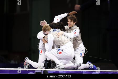 PARIGI, FRANCIA - 04 AGOSTO: Enzo Lefort, Julien Mertine, Maxime Puttle e Maximilien Chastanet del Team France celebrano la vittoria della squadra contro gli Stati Uniti durante la medaglia di bronzo della squadra di scherma maschile il giorno nove dei Giochi Olimpici di Parigi 2024 al Grand Palais il 4 agosto 2024 a Parigi, Francia. © diebilderwelt / Alamy Stock Foto Stock