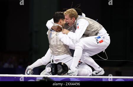 PARIGI, FRANCIA - 04 AGOSTO: Enzo Lefort, Julien Mertine, Maxime Puttle e Maximilien Chastanet del Team France celebrano la vittoria della squadra contro gli Stati Uniti durante la medaglia di bronzo della squadra di scherma maschile il giorno nove dei Giochi Olimpici di Parigi 2024 al Grand Palais il 4 agosto 2024 a Parigi, Francia. © diebilderwelt / Alamy Stock Foto Stock