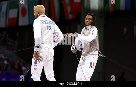 PARIGI, FRANCIA - 04 AGOSTO: CHAMLEY-WATSON Miles del Team United States gareggia con LEFORT Enzo del Team France durante la medaglia di bronzo della squadra Foil maschile di scherma il giorno nove dei Giochi Olimpici di Parigi 2024 al Grand Palais il 4 agosto 2024 a Parigi, Francia. © diebilderwelt / Alamy Stock Foto Stock