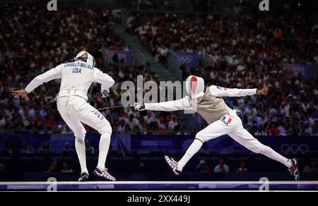 PARIGI, FRANCIA - 04 AGOSTO: CHAMLEY-WATSON Miles del Team United States gareggia con LEFORT Enzo del Team France durante la medaglia di bronzo della squadra Foil maschile di scherma il giorno nove dei Giochi Olimpici di Parigi 2024 al Grand Palais il 4 agosto 2024 a Parigi, Francia. © diebilderwelt / Alamy Stock Foto Stock