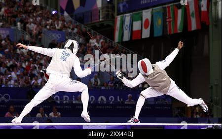 PARIGI, FRANCIA - 04 AGOSTO: ITKIN Nick del Team United States gareggia con LEFORT Enzo durante la medaglia di bronzo della squadra di scherma maschile il giorno nove dei Giochi Olimpici di Parigi 2024 al Grand Palais il 4 agosto 2024 a Parigi, Francia. © diebilderwelt / Alamy Stock Foto Stock