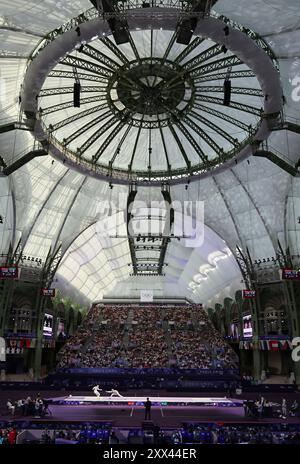 PARIGI, FRANCIA - 04 AGOSTO: Panoramica generale MASSIALAS Alexander del Team United States gareggia LEFORT Enzo del Team France durante la medaglia di bronzo della squadra Foil maschile di scherma il giorno nove dei Giochi Olimpici di Parigi 2024 al Grand Palais il 4 agosto 2024 a Parigi, Francia. © diebilderwelt / Alamy Stock Foto Stock