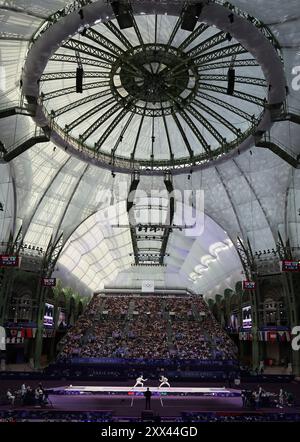 PARIGI, FRANCIA - 04 AGOSTO: Panoramica generale MASSIALAS Alexander del Team United States gareggia LEFORT Enzo del Team France durante la medaglia di bronzo della squadra Foil maschile di scherma il giorno nove dei Giochi Olimpici di Parigi 2024 al Grand Palais il 4 agosto 2024 a Parigi, Francia. © diebilderwelt / Alamy Stock Foto Stock