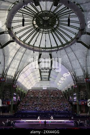 PARIGI, FRANCIA - 04 AGOSTO: Panoramica generale MASSIALAS Alexander del Team United States gareggia LEFORT Enzo del Team France durante la medaglia di bronzo della squadra Foil maschile di scherma il giorno nove dei Giochi Olimpici di Parigi 2024 al Grand Palais il 4 agosto 2024 a Parigi, Francia. © diebilderwelt / Alamy Stock Foto Stock