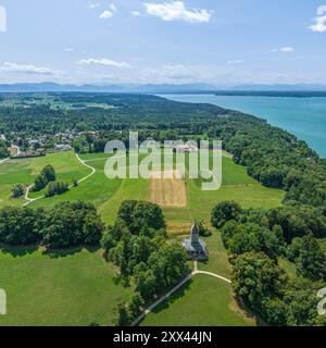 Vista aerea del lago Starnberg orientale intorno al villaggio di Assenhausen Foto Stock