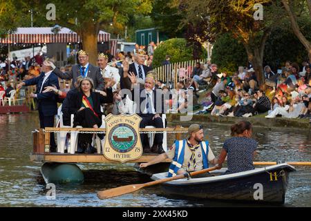 La Hop Queen of Poperinge cavalca su un galleggiante con altri rappresentanti della città gemella di Hythe, Poperinge, presso la Hythe Venetian Fete. I carri decorati sfilano lungo il Royal Military Canal a Hythe Kent, Regno Unito, 21 agosto 2024. Foto Stock