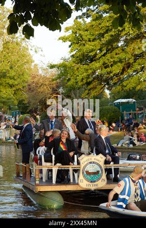 La Hop Queen of Poperinge cavalca su un galleggiante con altri rappresentanti della città gemella di Hythe, Poperinge, presso la Hythe Venetian Fete. I carri decorati sfilano lungo il Royal Military Canal a Hythe Kent, Regno Unito, 21 agosto 2024. Foto Stock