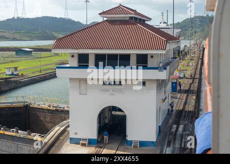 In transito sul canale di Panama: Le chiuse di Pedro Miguel Foto Stock