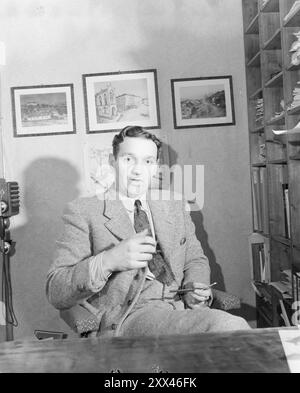 Attuale 2-1949: La casa Selvaag, successo o fallimento. Olav Selvaag, ritratto. La casa Selvaag di Holtet a Oslo è un esempio di come possa essere costruita in modo più economico e veloce rispetto a quanto era comune nel 1949, se si modificano solo i requisiti di qualità applicabili. La gente fa un pellegrinaggio a Holtet per guardare la casa semi-indipendente. - Morgenposten, che era il costruttore della casa Selvag, lasciar andare la gente, e l'interesse era grande. Durante il fine settimana di Natale, la gente ha fatto la fila pazientemente per entrare. Foto; corrente / NTB **FOTO NON ELABORATA*** il testo dell'immagine viene tradotto automaticamente Foto Stock