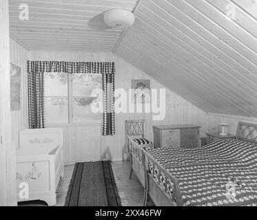 Attuale 2-1949: La casa Selvaag, successo o fallimento. La casa Selvaag di Holtet a Oslo è un esempio di come possa essere costruita in modo più economico e veloce rispetto a quanto era comune nel 1949, se si modificano solo i requisiti di qualità applicabili. La gente fa un pellegrinaggio a Holtet per guardare la casa semi-indipendente. La camera da letto (circa 15 metri quadri) offre molto spazio per letti matrimoniali e culla. Ci sono anche due guardaroba, che non sono inclusi nella foto. Il tetto spiovente non sembra imbarazzante e non ci si imbatte quando si solleva la testa dal cuscino. Ma se uno è malato Foto Stock