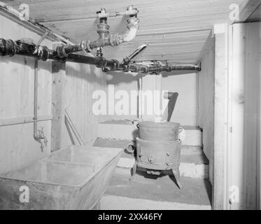 Attuale 2-1949: La casa Selvaag, successo o fallimento. La casa Selvaag di Holtet a Oslo è un esempio del fatto che può essere costruita più a basso costo e più velocemente di quanto fosse comune nel 1949 se si modificano solo i requisiti di qualità applicabili. La gente fa un pellegrinaggio a Holtet per guardare la casa semi-indipendente. -Il bagno è l'unica cosa che è condivisa per i due appartamenti. E' piccola e semplice, dotata del piu' necessario, ma sembra pratica e bella. Dietro il molo c'è spazio per la legna da ardere nella teglia. Foto; corrente / NTB **FOTO NON ELABORATA*** questo testo dell'immagine è Foto Stock