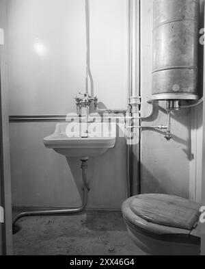 Attuale 2-1949: La casa Selvaag, successo o fallimento. La casa Selvaag di Holtet a Oslo è un esempio di come possa essere costruita in modo più economico e veloce rispetto a quanto era comune nel 1949, se si modificano solo i requisiti di qualità applicabili. La gente fa un pellegrinaggio a Holtet per guardare la casa semi-indipendente. - Morgenposten, che era il costruttore della casa Selvag, lasciava entrare la gente, e l'interesse era grande. Durante il fine settimana di Natale, la gente ha fatto la fila pazientemente per entrare. Foto; corrente / NTB **FOTO NON ELABORATA*** il testo dell'immagine viene tradotto automaticamente Foto Stock