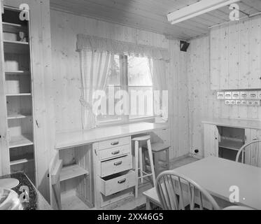 Attuale 2-1949: La casa Selvaag, successo o fallimento. La casa Selvaag di Holtet a Oslo è un esempio di come possa essere costruita in modo più economico e veloce rispetto a quanto era comune nel 1949, se si modificano solo i requisiti di qualità applicabili. La gente fa un pellegrinaggio a Holtet per guardare la casa semi-indipendente. - La cucina vista dalla discesa al seminterrato. Ha una superficie di 10-11 metri quadrati. Si ha l'impressione che lo spazio sia ben utilizzato, ma non sembra essere una cucina ideale. Tutte le nuove case hanno le loro "malattie dei bambini", e la casa Selvaag non è certamente eccellente Foto Stock