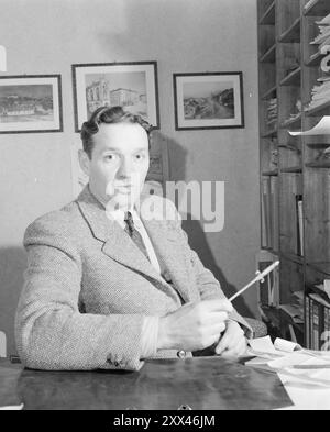 Attuale 2-1949: La casa Selvaag, successo o fallimento. Olav Selvaag, ritratto. La casa Selvaag di Holtet a Oslo è un esempio di come possa essere costruita in modo più economico e veloce rispetto a quanto era comune nel 1949, se si modificano solo i requisiti di qualità applicabili. La gente fa un pellegrinaggio a Holtet per guardare la casa semi-indipendente. - Morgenposten, che era il costruttore della casa Selvag, lasciava entrare la gente, e l'interesse era grande. Durante il fine settimana di Natale, la gente ha fatto la fila pazientemente per entrare. Foto; corrente / NTB **FOTO NON ELABORATA*** il testo dell'immagine viene tradotto automaticamente Foto Stock