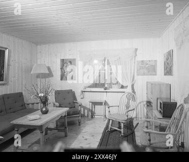 Attuale 2-1949: La casa Selvaag, successo o fallimento. La casa Selvaag di Holtet a Oslo è un esempio di come possa essere costruita in modo più economico e veloce rispetto a quanto era comune nel 1949, se si modificano solo i requisiti di qualità applicabili. La gente fa un pellegrinaggio a Holtet per guardare la casa semi-indipendente. - Il soggiorno in un appartamento, visto dalla porta dell'ingresso. La porta è una sola per ogni camera. La camera misura 15 metri quadri e dispone di due finestre. Le pareti sono ricoperte di pannelli non verniciati, ma se non vi piace, potete usarli per lavare e dipingere o carta da parati estensibile Foto Stock