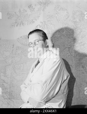 Attuale 2-1949: La casa Selvaag, successo o fallimento. L'architetto G. Ø. Jørgen esamina la casa ad Aktuell. La casa Selvaag di Holtet a Oslo è un esempio di come possa essere costruita in modo più economico e veloce rispetto a quanto era comune nel 1949, se si modificano solo i requisiti di qualità applicabili. La gente fa un pellegrinaggio a Holtet per guardare la casa semi-indipendente. Foto; corrente / NTB **FOTO NON ELABORATA*** il testo dell'immagine viene tradotto automaticamente Foto Stock