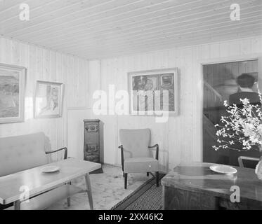 Attuale 2-1949: La casa Selvaag, successo o fallimento. La casa Selvaag di Holtet a Oslo è un esempio di come possa essere costruita in modo più economico e veloce rispetto a quanto era comune nel 1949, se si modificano solo i requisiti di qualità applicabili. La gente fa un pellegrinaggio a Holtet per guardare la casa semi-indipendente. - Il soggiorno nell'altro appartamento, visto da una finestra. Il forno può sembrare piccolo, ma fornisce abbastanza calore. ISO- l'insegnamento è così buono, dice l'ingegnere Selvaag, che piuttosto non è necessaria molta elettricità se si vuole usare il riscaldamento elettrico. Non ci sono molti metri cubi Foto Stock