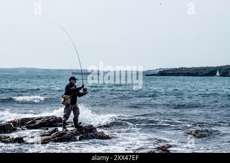 uomo adulto, pesca in mare con una canna da mosca Foto Stock