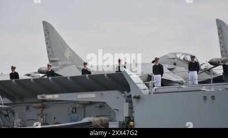 Yokosuka, Giappone. 22 agosto 2024. La portaerei STOVL (Short Take Off and Vertical Landing) Cavour (CVH550) arriva alla base navale di Yokosuka della Japan Maritime Self-Defense Force a Yokosuka, prefettura di Kanagawa, Giappone giovedì 22 agosto 2024. Foto di Keizo Mori/UPI credito: UPI/Alamy Live News Foto Stock