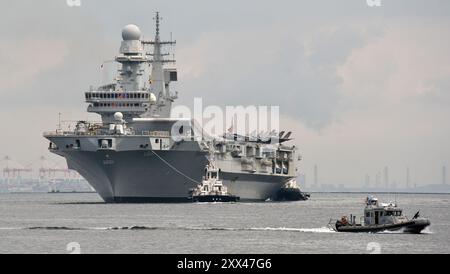 Yokosuka, Giappone. 22 agosto 2024. La portaerei STOVL (Short Take Off and Vertical Landing) Cavour (CVH550) arriva alla base navale di Yokosuka della Japan Maritime Self-Defense Force a Yokosuka, prefettura di Kanagawa, Giappone giovedì 22 agosto 2024. Foto di Keizo Mori/UPI credito: UPI/Alamy Live News Foto Stock