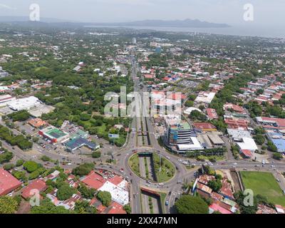 Managua, Nicaragua - 16 agosto 2024: Principale strada Masaya nella città di Managua vista aerea dei droni Foto Stock