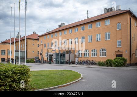 La stazione di polizia di Garnisonen (la guarnigione) il precedente sito di reggimenti militari è un distretto cittadino di Linköping, Svezia. Foto Stock