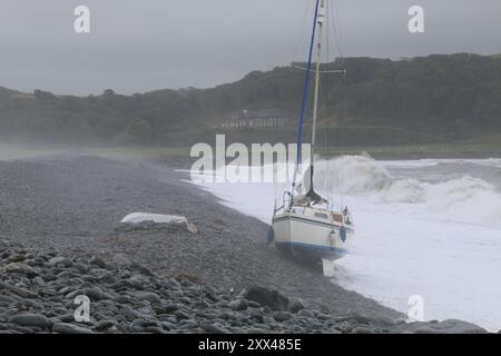 Aberystwyth Galles Regno Unito tempo 22 agosto 2024 . La coda dell'uragano ERNESTO colpisce la costa occidentale del Galles, feroci venti guidano in enormi onde che esplodono le difese del mare mettendo a rischio persone e proprietà, Credit: mike davies/Alamy Live News Foto Stock