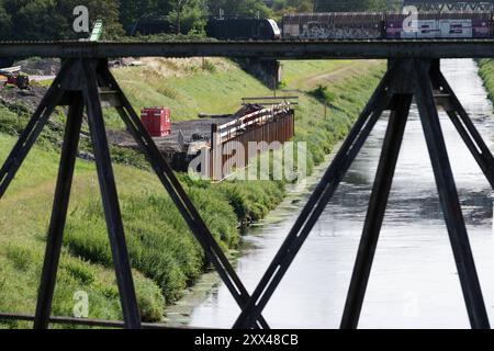 Blick auf die begradigte Emscher bei Oberhausen, im Hintergrund eine Baustelle im Zuge der Renaturierung, allgemein, Feature, Randmotiv, Symbolfoto Oberhausen 22.08.2024. *** Vista del raddrizzato Emscher vicino a Oberhausen, sullo sfondo un cantiere in corso di rinaturazione, generale, caratteristica, motivo marginale, foto simbolica Oberhausen 22 08 2024 Foto Stock