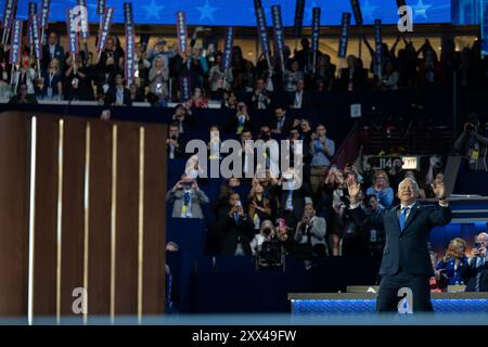 Il Governatore Tim Walz (Democratico del Minnesota), candidato del Partito Democratico 2024 alla carica di Vice Presidente degli Stati Uniti, pronuncia il suo discorso di accettazione per la nomina a Vice Presidente Democratico alla Convention Nazionale Democratica del 2024 a Chicago, Illinois, USA, allo United Center mercoledì 21 agosto 2024. Crediti: Annabelle Gordon/CNP/MediaPunch Foto Stock