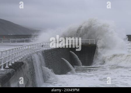 Aberystwyth Galles Regno Unito tempo 22 agosto 2024 . La coda dell'uragano ERNESTO colpisce la costa occidentale del Galles, feroci venti guidano in enormi onde che esplodono le difese del mare mettendo a rischio persone e proprietà, Credit: mike davies/Alamy Live News Foto Stock