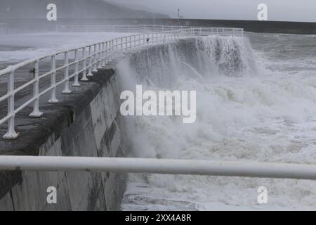 Aberystwyth Galles Regno Unito tempo 22 agosto 2024 . La coda dell'uragano ERNESTO colpisce la costa occidentale del Galles, feroci venti guidano in enormi onde che esplodono le difese del mare mettendo a rischio persone e proprietà, Credit: mike davies/Alamy Live News Foto Stock