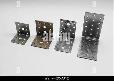 angoli metallici come elemento di collegamento. su sfondo bianco Foto Stock