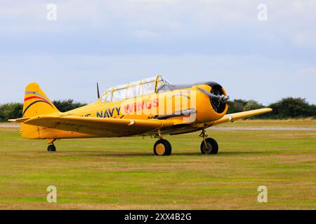 Navy Wings North American Harvard T6 Texan Displays al RAF Syerston Air Cadet Space Camp, mostra Family Day Air Show. Nottinghamshire, Inghilterra Foto Stock