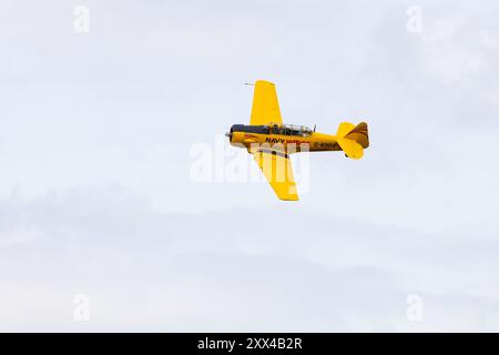 Navy Wings North American Harvard T6 Texan Displays al RAF Syerston Air Cadet Space Camp, mostra Family Day Air Show. Nottinghamshire, Inghilterra Foto Stock